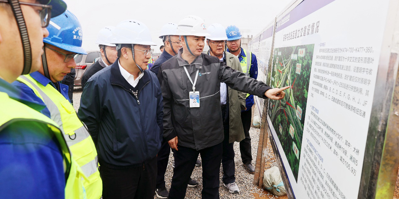 集团党委书记、董事长徐大庆一行到京哈改扩建工程调研指导